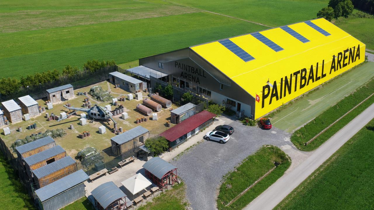 Die Paintball Arena mit ihrer gelben Halle und dem Aussenfeld